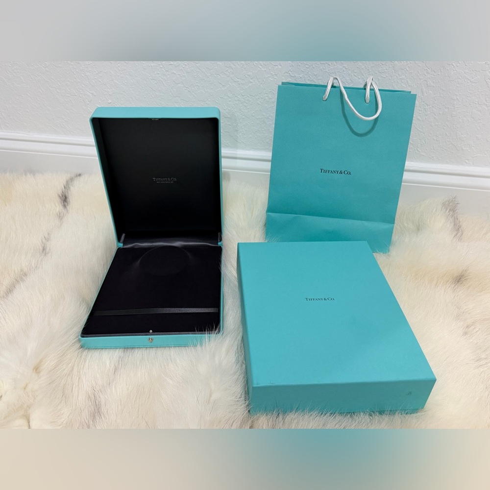 NEW TIFFANY & CO. EXTRA LARGE BLUE LEATHER NECKLACE PRSENTATION GIFT CASE